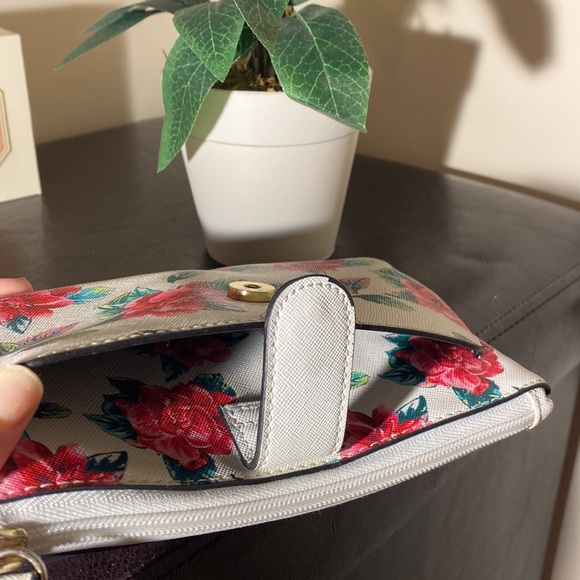 Guess Clutch - Floral Pattern - EUC - Picture 4 of 4